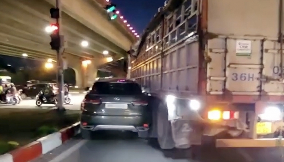 Clip TNGT:  Xe tải mở rộng cua lấy lái, đúng lúc Lexus điền vào chỗ trống...