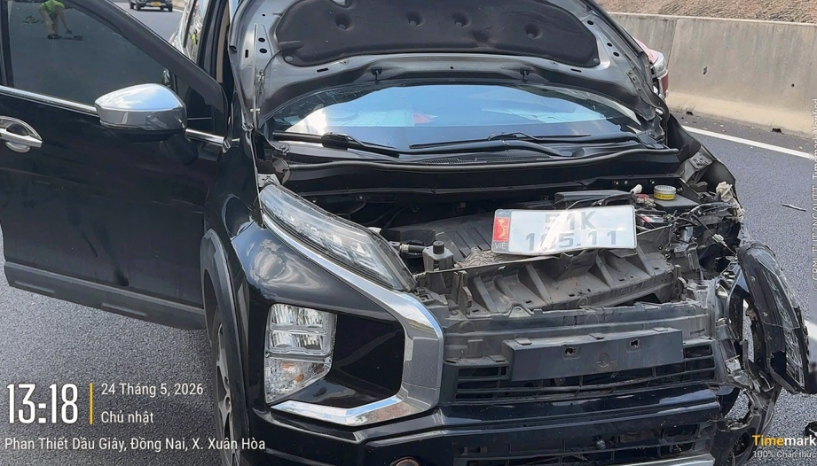 Clip TNGT: Mitsubishi Xpander nát đầu vì đâm phải bò trên cao tốc - Công ty quản lý có phải chịu trách nhiệm?