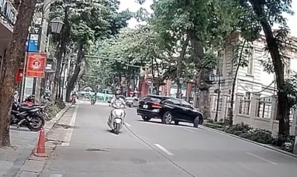 Clip: Tài xế Toyota Venza thản nhiên vẽ vòng tròn trên đường một chiều