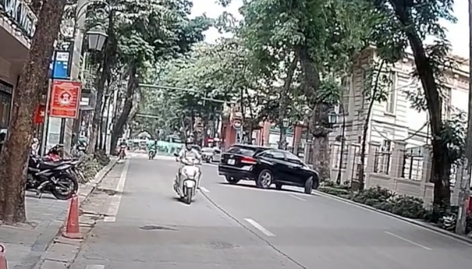 Clip: Tài xế Toyota Venza thản nhiên vẽ vòng tròn trên đường một chiều