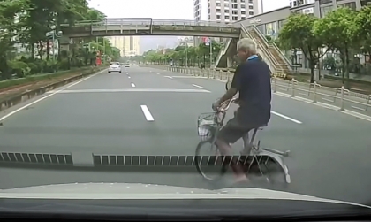 Clip: Đánh lái tốc biến, tài xế tránh được một kiếp nạn kinh hoàng