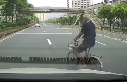 Clip: Đánh lái tốc biến, tài xế tránh được một kiếp nạn kinh hoàng