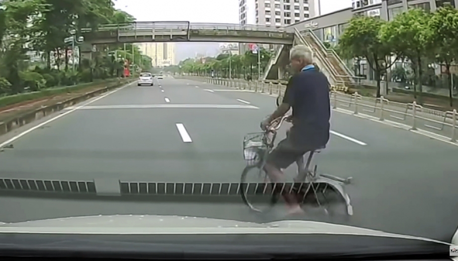 Clip: Đánh lái tốc biến, tài xế tránh được một kiếp nạn kinh hoàng