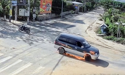 Clip TNGT: Camera An ninh ghi lại cảnh Toyota Zace đang quay đầu đột nhiên bốc cháy đùng đùng.