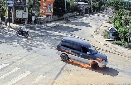 Clip TNGT: Camera An ninh ghi lại cảnh Toyota Zace đang quay đầu đột nhiên bốc cháy đùng đùng.