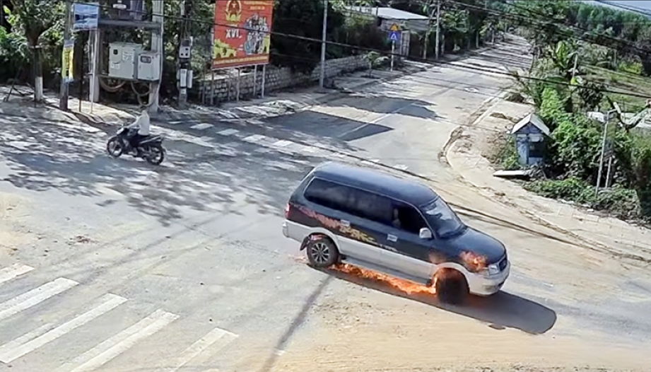 Clip TNGT: Camera An ninh ghi lại cảnh Toyota Zace đang quay đầu đột nhiên bốc cháy đùng đùng.