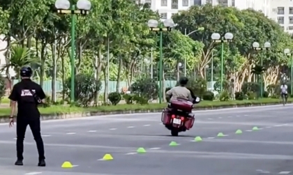 Ý thức Giao thông: Hai thanh niên mang Harley-Davidson, bày sa hình tập lái giữa đường, đúng hay sai?