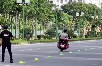 Ý thức Giao thông: Hai thanh niên mang Harley-Davidson, bày sa hình tập lái giữa đường, đúng hay sai?
