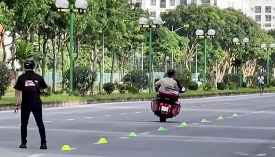 Ý thức Giao thông: Hai thanh niên mang Harley-Davidson, bày sa hình tập lái giữa đường, đúng hay sai?