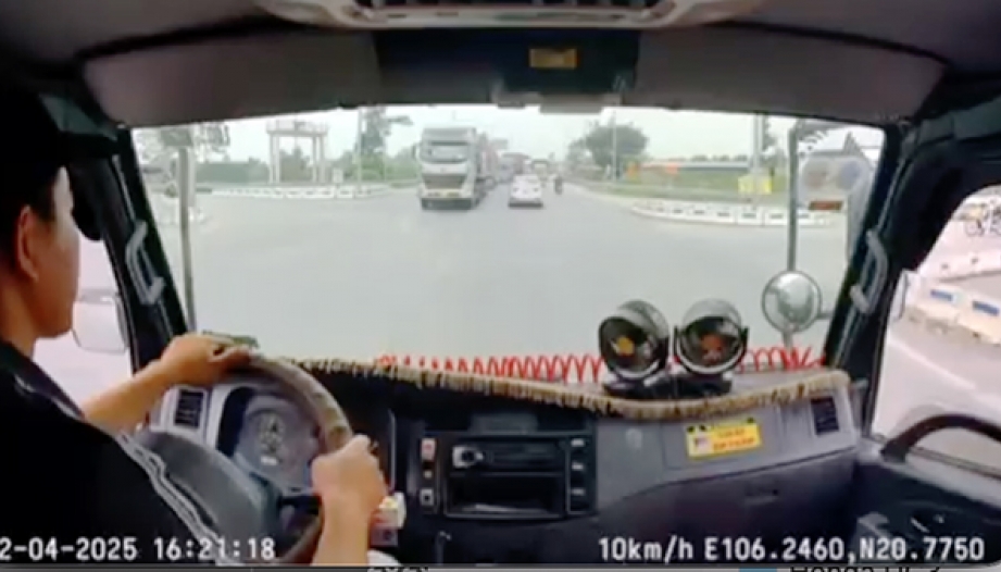 Clip: Đường này là của nhà anh, các chú dẹp ra...