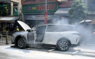 Clip TNGT: Mất kiểm soát, tài xế VinFast Limo
