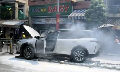 Clip TNGT: Mất kiểm soát, tài xế VinFast Limo 