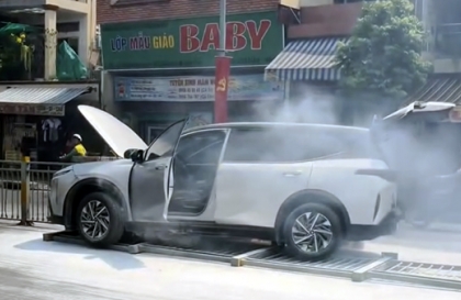 Clip TNGT: Mất kiểm soát, tài xế VinFast Limo 