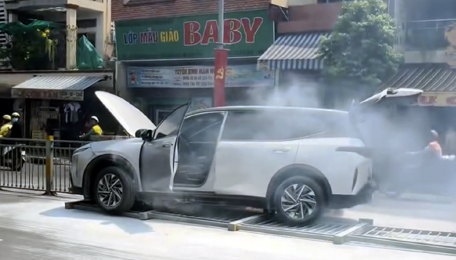 Clip TNGT: Mất kiểm soát, tài xế VinFast Limo 
