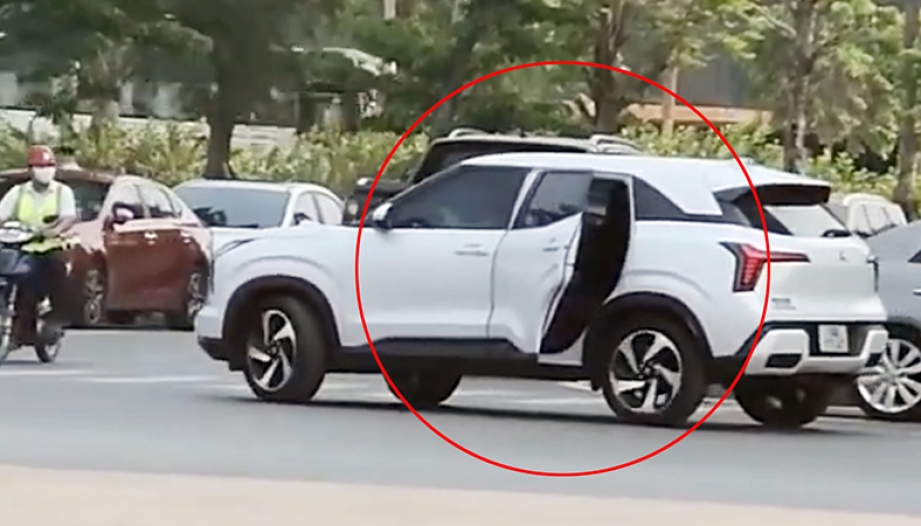 Clip: Chẳng hiểu các bác cười gì tài Mitsubishi Xforcre này, người ta rẽ có xinhan đàng hoàng mà...