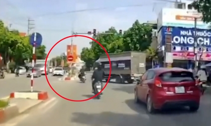 Clip: Cắm mặt quay đầu, tài xế xe tải suýt khiến xe máy lao đầu vào dải phân cách