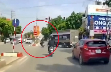 Clip: Cắm mặt quay đầu, tài xế xe tải suýt khiến xe máy lao đầu vào dải phân cách