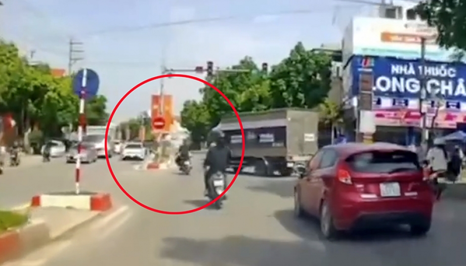 Clip: Cắm mặt quay đầu, tài xế xe tải suýt khiến xe máy lao đầu vào dải phân cách