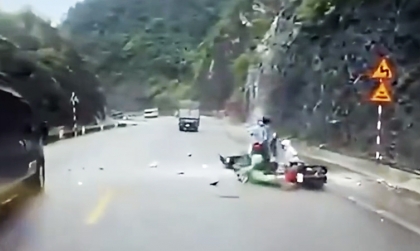 Clip: Kinh hoàng nhìn đá lăn từ trên núi đẩy văng hai người đi xe máy trên đèo Đá Trắng