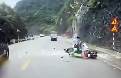 Clip: Kinh hoàng nhìn đá lăn từ trên núi đẩy văng hai người đi xe máy trên đèo Đá Trắng