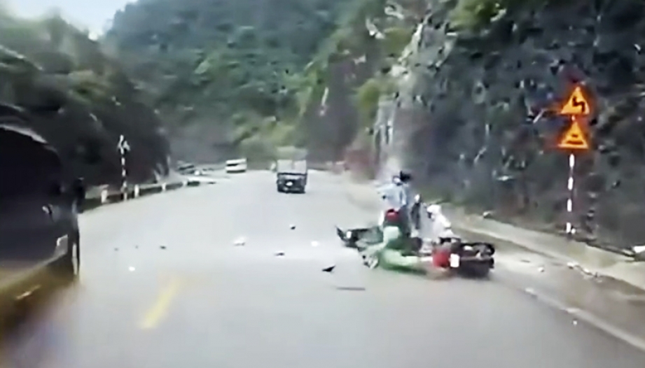 Clip: Kinh hoàng nhìn đá lăn từ trên núi đẩy văng hai người đi xe máy trên đèo Đá Trắng