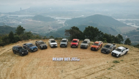 Ford Ranger Raptor động cơ xăng V6 3.0L có giá bán từ 1,448 tỷ đồng