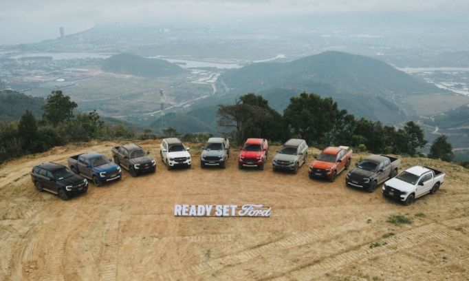 Ford Ranger Raptor động cơ xăng V6 3.0L có giá bán từ 1,448 tỷ đồng