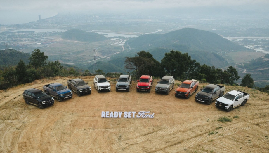 Ford Ranger Raptor động cơ xăng V6 3.0L có giá bán từ 1,448 tỷ đồng