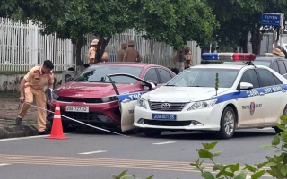 Clip TNGT: Tài xế KIA K3 đi quá tốc độ, đâm vào xe CSGT, bị truy bắt lòi ra thêm tội có nồng độ cồn