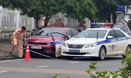Clip TNGT: Tài xế KIA K3 đi quá tốc độ, đâm vào xe CSGT, bị truy bắt lòi ra thêm tội có nồng độ cồn