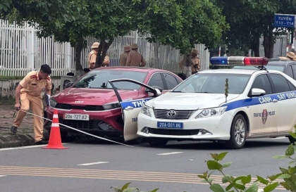 Clip TNGT: Tài xế KIA K3 đi quá tốc độ, đâm vào xe CSGT, bị truy bắt lòi ra thêm tội có nồng độ cồn