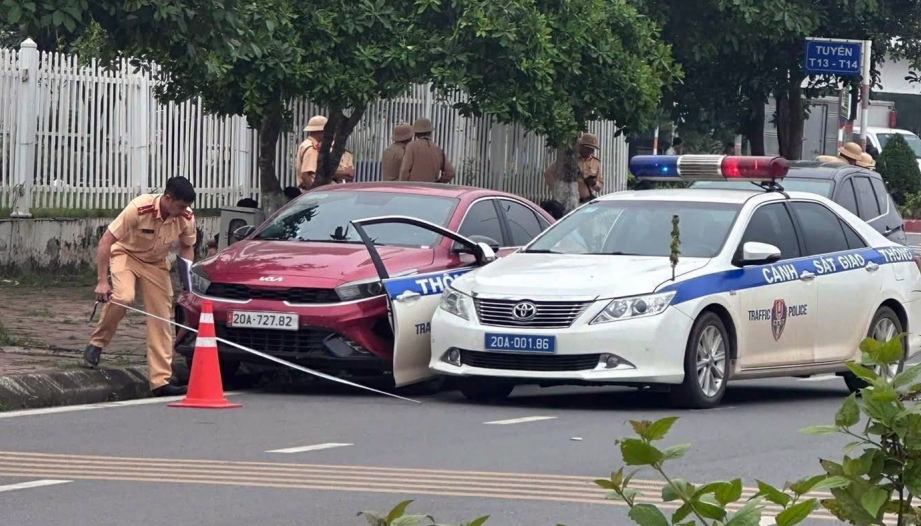 Clip TNGT: Tài xế KIA K3 đi quá tốc độ, đâm vào xe CSGT, bị truy bắt lòi ra thêm tội có nồng độ cồn