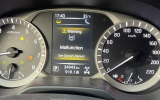 Nissan Terra không quay được vô lăng thì em phải làm gì?
