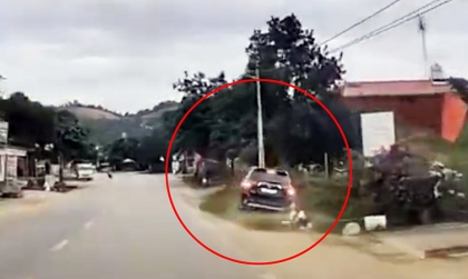 Clip TNGT: Theo các bác có phải tài Mitsubishi Outlander này có phải bị buồn ngủ không?