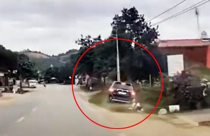 Clip TNGT: Theo các bác có phải tài Mitsubishi Outlander này có phải bị buồn ngủ không?