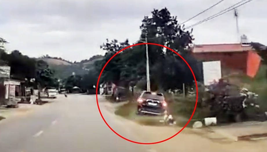 Clip TNGT: Theo các bác có phải tài Mitsubishi Outlander này có phải bị buồn ngủ không?