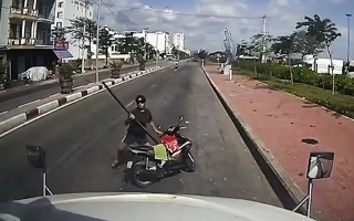 Clip: Xung đột giao thông, người nước ngoài vác thanh sắt hành hung tài xế công-ten-nơ