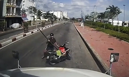 Clip: Xung đột giao thông, người nước ngoài vác thanh sắt hành hung tài xế công-ten-nơ