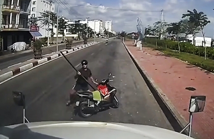 Clip: Xung đột giao thông, người nước ngoài vác thanh sắt hành hung tài xế công-ten-nơ