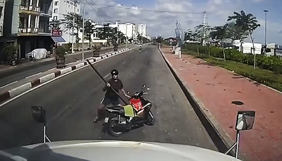 Clip: Xung đột giao thông, người nước ngoài vác thanh sắt hành hung tài xế công-ten-nơ
