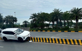Clip TNGT: VinFast Limo Green húc đổ biển báo, leo dải phân cách tại lối lên nhà ga sân bay Nội Bài