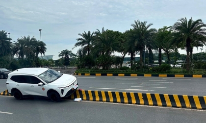 Clip TNGT: VinFast Limo Green húc đổ biển báo, leo dải phân cách tại lối lên nhà ga sân bay Nội Bài