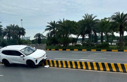 Clip TNGT: VinFast Limo Green húc đổ biển báo, leo dải phân cách tại lối lên nhà ga sân bay Nội Bài