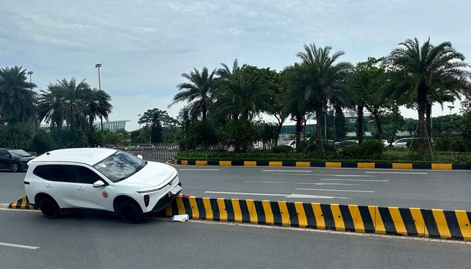 Clip TNGT: VinFast Limo Green húc đổ biển báo, leo dải phân cách tại lối lên nhà ga sân bay Nội Bài