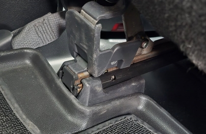 Toyota Fortuner không ngập mà bị han rỉ dưới ghế này là sao?