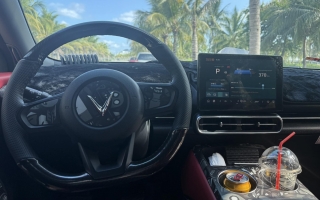 Đánh lái xe VinFast Limo Green có tiếng kêu trong vô lăng khi đánh lái có sao không?