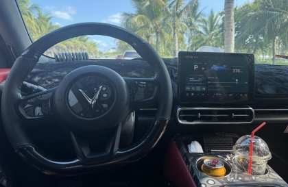 Đánh lái xe VinFast Limo Green có tiếng kêu trong vô lăng khi đánh lái có sao không?