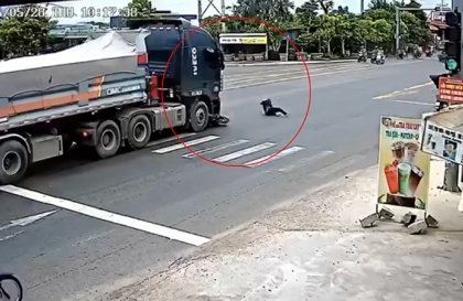 Clip TNGT: Suýt nữa lên nóc tủ vì sang đường thiếu hiểu biết...