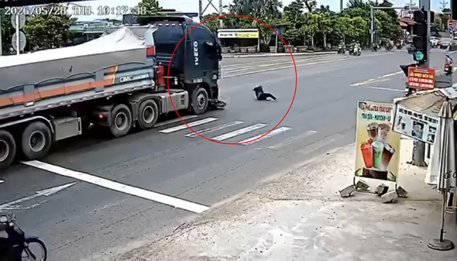 Clip TNGT: Suýt nữa lên nóc tủ vì sang đường thiếu hiểu biết...