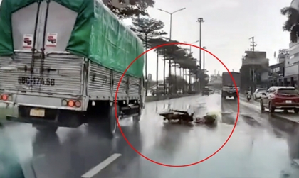 Clip TNGT: Lao xe như ăn cướp, tài xế Toyota Veloz đâm văng người đi xe máy vào gầm ô tô